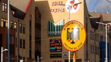 Ein Grenzschild mit dem Bundesadler und der Aufschrift «Bundesrepublik Deutschland» steht an der deutsch-schweizerischen Grenze in Weil am Rhein, dahinter ist das Einkaufszentrum Rhein-Center zu sehen.