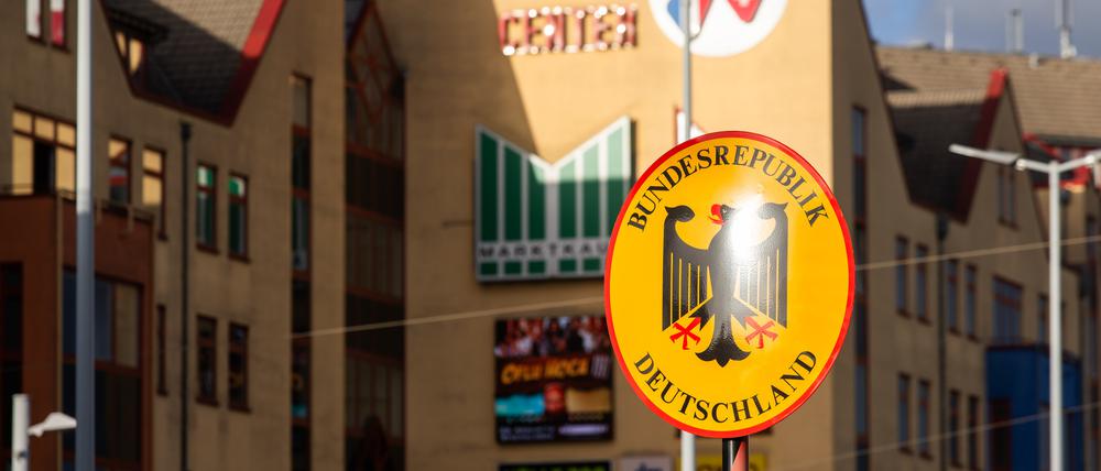 Ein Grenzschild mit dem Bundesadler und der Aufschrift «Bundesrepublik Deutschland» steht an der deutsch-schweizerischen Grenze in Weil am Rhein, dahinter ist das Einkaufszentrum Rhein-Center zu sehen.