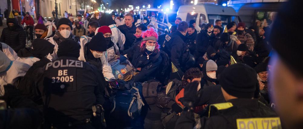 Klimaschützer demonstrierten am Berliner Hotel Adlon gegen eine Konferenz zum Thema Flüssiggas. (Archivfoto)