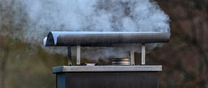 Rauch und die Abgase der Verbrennung im Holzofen müssen durch einen Schornstein gut abziehen können. Sonst kann das tödliche Folgen für die Hausbewohner haben.