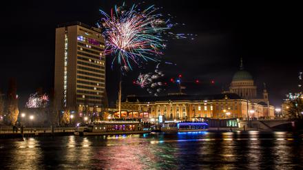 Silvesterfeuerwerk am Hafen in Potsdam.