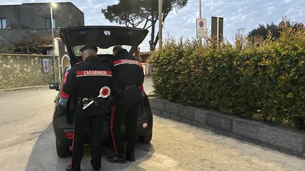 Italien, Panza: Zwei Beamte der italienischen Carabinieri an ihrem Auto.