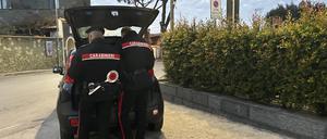 Italien, Panza: Zwei Beamte der italienischen Carabinieri an ihrem Auto.