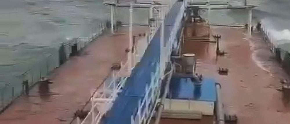 Gleich zwei russische Öltanker sind bei stürmischer See in der Meerenge von Kertsch verunglückt.