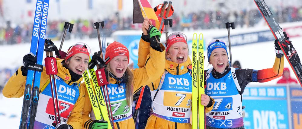 Erfolgsquartett. Vanessa Voigt (GER), Julia Tannheimer (GER), Selina Grotian (GER), Franziska Preuss aus Deutschland während des 4x6-km-Biathlon-Staffel-Bewerbs der Frauen.