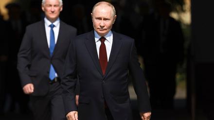 Der russische Präsident Wladimir Putin und sein Verteidigungsminister Andrej Beloussow berichten über Gebietsgewinne in der von Moskau überfallenen Ukraine. (Archivbild)