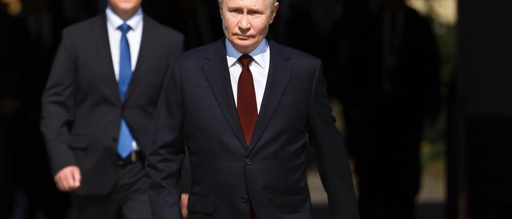 Der russische Präsident Wladimir Putin und sein Verteidigungsminister Andrej Beloussow berichten über Gebietsgewinne in der von Moskau überfallenen Ukraine. (Archivbild)