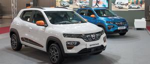 Modelle des Dacia Spring stehen auf der Messe e-Salon in Prag. (Symbolbild)