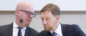 Henning Homann (l.), Co-Vorsitzender der SPD in Sachsen, und Michael Kretschmer (CDU), Ministerpräsident von Sachsen, nehmen an einer Pressekonferenz im Landtag teil. (Archivbild)