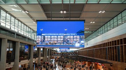 Die Abflughalle des Terminal 1 am Flughafen Berlin-Brandenburg International BER Willy Brandt.