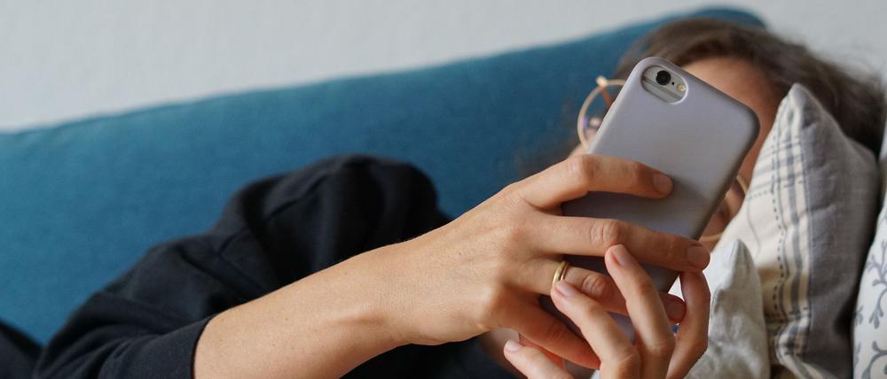 Am Weihnachtstag doch noch ein schneller Blick in die Mails: Nur knapp die Hälfte der Berufstätigen verzichtet darauf. (Symbolbild)