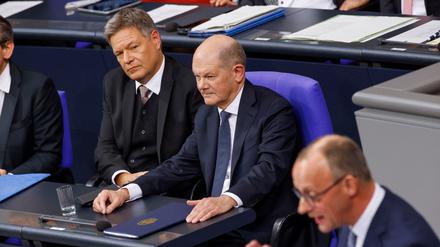 Müssen sich scharfe Kritik des Oppositionschefs Friedrich Merz (CDU) anhören: Vizekanzler Robert Habeck und Kanzler Olaf Scholz am Montag im Bundestag.