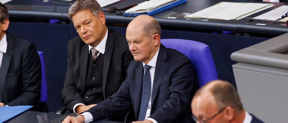 Müssen sich scharfe Kritik des Oppositionschefs Friedrich Merz (CDU) anhören: Vizekanzler Robert Habeck und Kanzler Olaf Scholz am Montag im Bundestag.