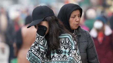 Frauen im Iran müssen laut islamischen Vorschriften ein Kopftuch tragen, um ihre Haare zu verbergen. In den Großstädten jedoch halten sich inzwischen viele von ihnen aus Protest nicht mehr daran.