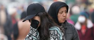 Frauen im Iran müssen laut islamischen Vorschriften ein Kopftuch tragen, um ihre Haare zu verbergen. In den Großstädten jedoch halten sich inzwischen viele von ihnen aus Protest nicht mehr daran.