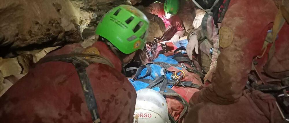 Rettungskräfte sind in Italien im Einsatz (Handout).