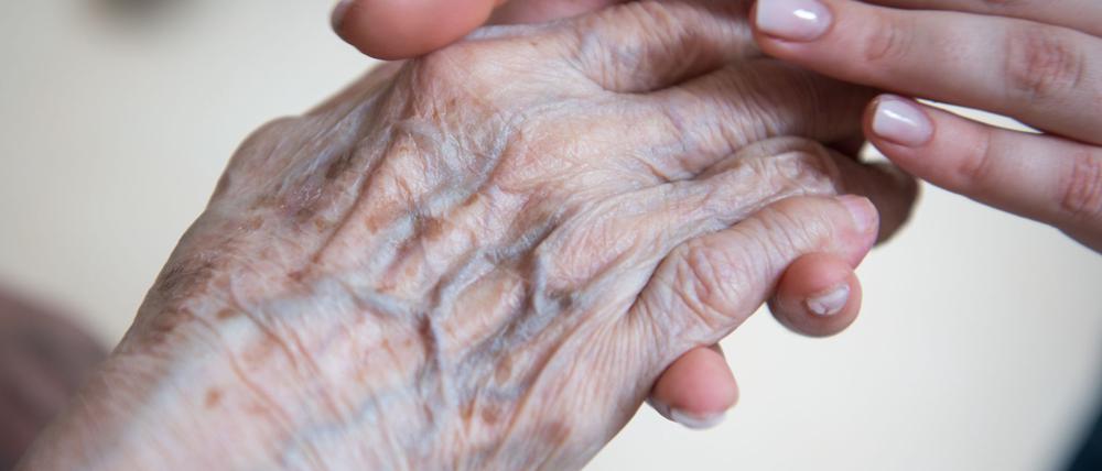 Die Wohlfahrtsverbände in Brandenburg vermissen konkrete Aussagen zur Weiterentwicklung des Pflegepaktes. (Archivbild)