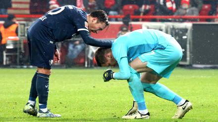 Schmerzhafte Begegnung. Patrick Drewes (r.), der Torhüter des VfL Bochum, wurde im Spiel gegen den 1. FC Union von einem Feuerzeug am Kopf getroffen.