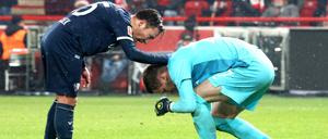 Schmerzhafte Begegnung. Patrick Drewes (r.), der Torhüter des VfL Bochum, wurde im Spiel gegen den 1. FC Union von einem Feuerzeug am Kopf getroffen.