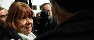 16. Dezember 2024, Avignon: Gisele Pelicot (l.) umarmt einen Unterstützer, als sie das Gerichtsgebäude in Avignon verlässt, nachdem sie das Schlussplädoyer der Verteidigung im Prozess gegen ihren ehemaligen Lebensgefährten Dominique Pelicot gehört hat, der beschuldigt wird, sie fast zehn Jahre lang unter Drogen gesetzt und Fremde eingeladen zu haben, sie in ihrem Haus in Mazan, einer kleinen Stadt in Südfrankreich, zu vergewaltigen. Ein Gericht in der südfranzösischen Stadt Avignon stellt Dominique Pelicot, einen 71-jährigen Rentner, vor Gericht, weil er seine stark sedierte Frau über ein Jahrzehnt hinweg wiederholt vergewaltigt und Dutzende von Fremden dazu aufgefordert hat, sie in ihrem eigenen Bett zu vergewaltigen. Fünfzig weitere Männer im Alter zwischen 26 und 74 Jahren stehen ebenfalls vor Gericht, weil sie an diesem Fall beteiligt gewesen sein sollen, der Frankreich in Schrecken versetzt hat. Die Gerichtsverhandlung, die bis Dezember dauert, ist auf Antrag der Ex-Frau und des Opfers von Dominique Pelicot öffentlich.