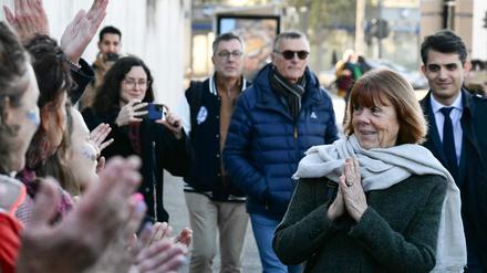 Gisèle Pelicot wird täglich bei der Ankunft am Gerichtsgebäude von Unterstützerinnen begrüßt. 