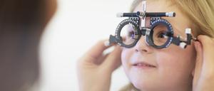 Damit Doppelbilder vermieden werden, unterdrückt das Gehirn im frühkindlichen Alter manchmal die Wahrnehmung des schielenden Auges.