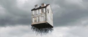 Mit den Wurzeln herausgerissen: Bei dem argentinischen Bildhauer Leandro Erlich im Kunstmuseum Wolfsburg geht Erstaunliches vor sich.