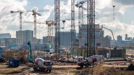 Alle drei Jahre wird in Berlin einmal das Tempelhofer Feld zubetoniert, sagt der BUND.