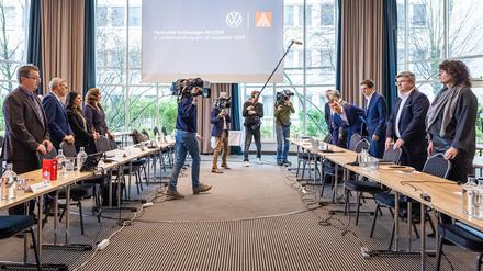 Vertreter von Volkswagen (r) und IG Metall (l) vor Beginn der fünften Tarifverhandlung in Hannover.