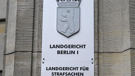 Gegen drei junge Männer nach einem tödlichen Messerstich ein Prozess wegen gemeinschaftlichen Mordes.