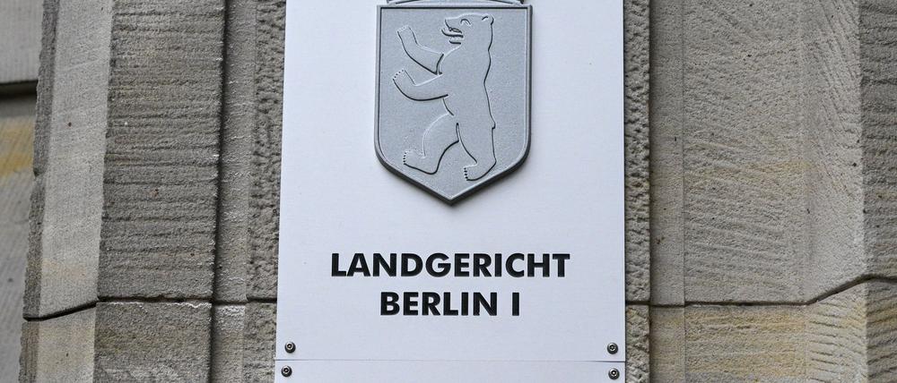 Gegen drei junge Männer nach einem tödlichen Messerstich ein Prozess wegen gemeinschaftlichen Mordes.