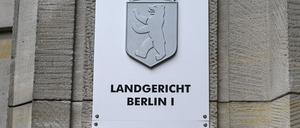 Gegen drei junge Männer nach einem tödlichen Messerstich ein Prozess wegen gemeinschaftlichen Mordes.
