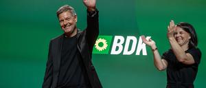 17.11.2024, Hessen, Wiesbaden: Robert Habeck (Bündnis 90/Die Grünen), Bundesminister für Wirtschaft und Klimaschutz, und Spitzenkandidat der Grünen für die Bundestagswahl 2025, steht nach seiner Wahl neben Annalena Baerbock (Bündnis90/Die Grünen), Außenministerin, bei der Bundesdelegiertenkonferenz von Bündnis 90/Die Grünen. Beim Parteitag der Grünen wurde ein neuer Vorstand gewählt.