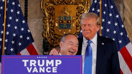 Der designierte US-Präsident Donald Trump umarmt den CEO von SoftBank Masayoshi Son in Mar-a-Lago in Palm Beach, Florida, USA, 16. Dezember 2024. 