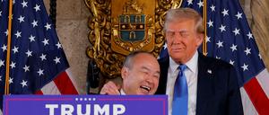 Der designierte US-Präsident Donald Trump umarmt den CEO von SoftBank Masayoshi Son in Mar-a-Lago in Palm Beach, Florida, USA, 16. Dezember 2024. 
