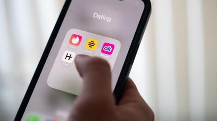 Betrüger suchen bei Dating-Plattformen nach Opfern, die sie emotional abhängig machen und dann finanziell ausnehmen. (Archivbild)