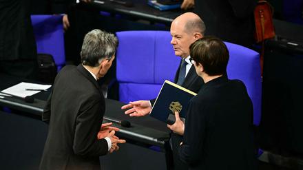 Rolf Mützenich, Olaf Scholz und Saskia Esken nach der Abstimmung.