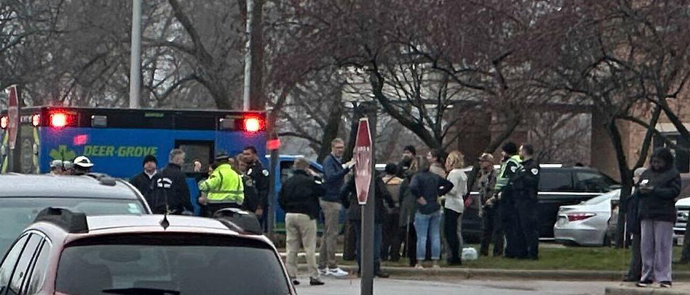 Rettungsfahrzeuge parken vor der SSM Health Klinik, in der Eltern nach einem Schusswaffenangriff in der Abundant Life Christian School wieder mit ihren Kindern zusammengeführt werden.