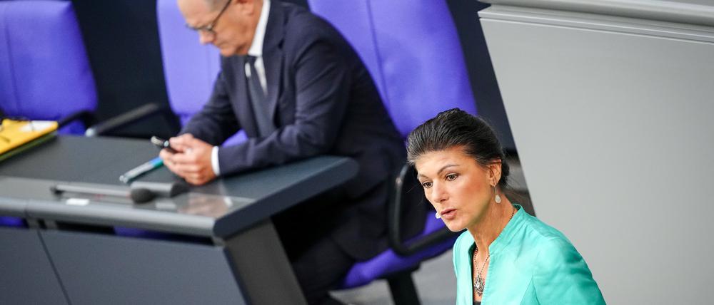 ARCHIV - 06.06.2024, Berlin: Sahra Wagenknecht, Parteivorsitzende vom Bündnis Sahra Wagenknecht (BSW) und Bundestagsabgeordnete, spricht im Plenum des Bundestags nach der Regierungserklärung zur «aktuellen Sicherheitslage» vor Bundeskanzler Olaf Scholz (SPD). (zu dpa: «Scholz: Koalition mit BSW nicht möglich») Foto: Kay Nietfeld/dpa +++ dpa-Bildfunk +++