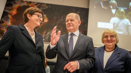 Nach der Abstimmung redeten SPD-Chefin Esken (links) und Kanzler Scholz dann doch noch miteinander. 