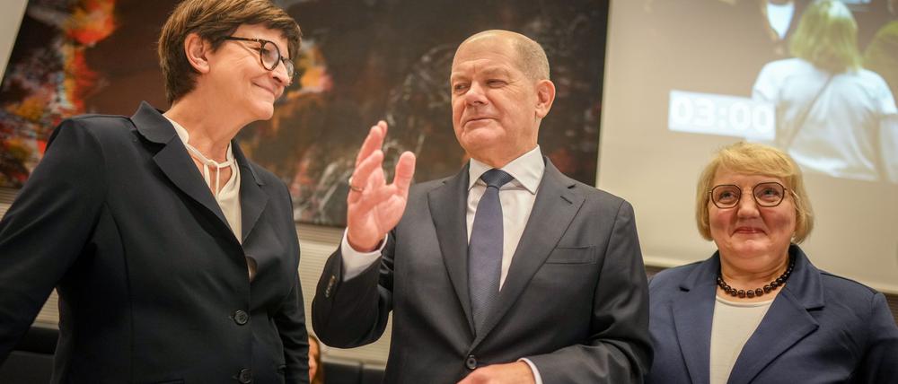 Nach der Abstimmung redeten SPD-Chefin Esken (links) und Kanzler Scholz dann doch noch miteinander.