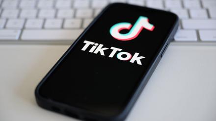 Das Logo von Tiktok auf einem Smartphone.
