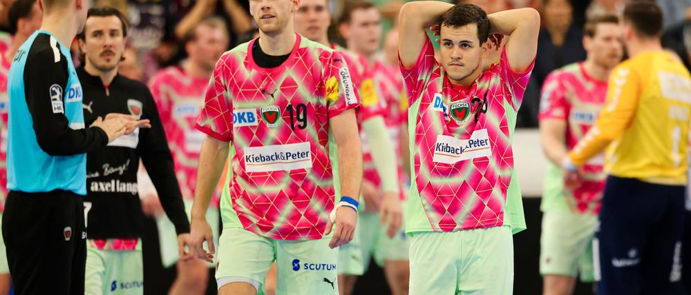 Enttäusche Füchse nach der knappen Niederlage in Flensburg