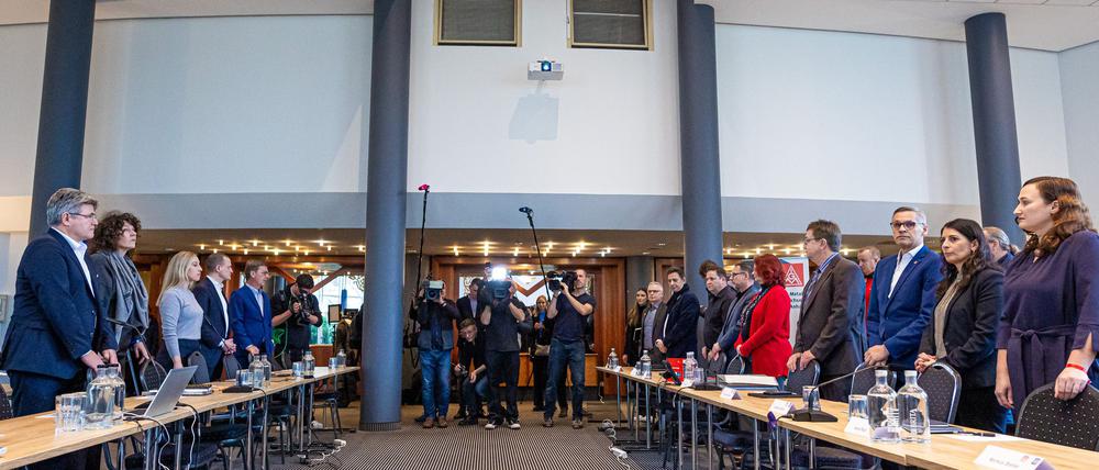 Seit Montag ringen Vertreter von VW und IG Metall um eine Einigung im Tarifstreit. (Archivbild)