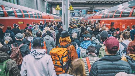 Hunderte Reisende drängen sich am Münchner Bahnhof. Zur Weihnachtszeit ist mit erhöhtem Verkehrsaufkommen zu rechnen.