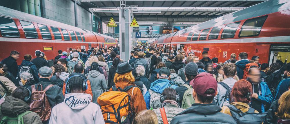 Hunderte Reisende drängen sich am Münchner Bahnhof. Zur Weihnachtszeit ist mit erhöhtem Verkehrsaufkommen zu rechnen.