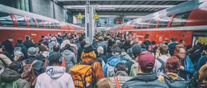 Hunderte Reisende drängen sich am Münchner Bahnhof. Zur Weihnachtszeit ist mit erhöhtem Verkehrsaufkommen zu rechnen.
