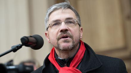 Das Ermittlungsverfahren gegen Potsdams Oberbürgermeister Mike Schubert (SPD) wegen der Ticket-Affäre ist eingestellt (Archivbild)