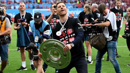 Leverkusens Coach Xabi Alonso beschenkt sein Trainerteam.