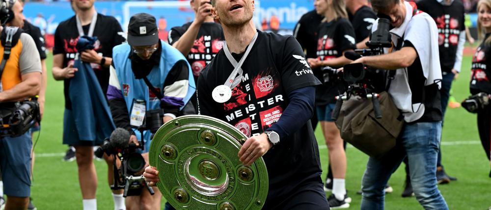 Leverkusens Coach Xabi Alonso beschenkt sein Trainerteam.